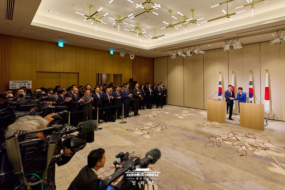 이재명 대통령과 다카이치 사나에 일본 총리가 1월 13일 일본 나라현 정상회담장에서 공동언론발표 후 악수를 하고 있다.