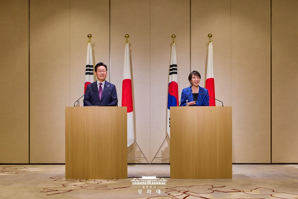 이재명 대통령과 다카이치 사나에 일본 총리가 1월 13일 일본 나라현 정상회담장에서 공동언론발표를 하고 있다.