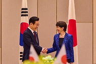 이재명 대통령과 다카이치 사나에 일본 총리가 1월 13일 일본 나라현 정상회담장에서 확대회담에 앞서 악수하고 있다.
