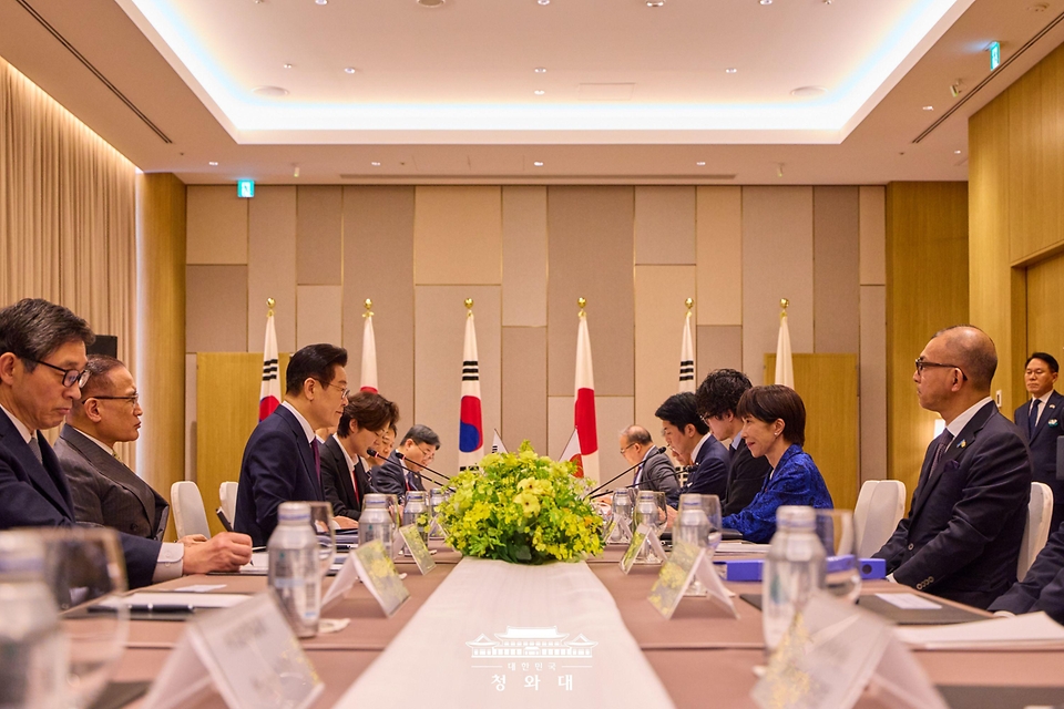 이재명 대통령과 다카이치 사나에 일본 총리가 1월 13일 일본 나라현 정상회담장에서 확대회담을 하고 있다.