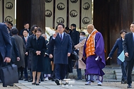 이재명 대통령이 1월 14일 다카이치 사나에 일본 총리과 함께 일본 나라현의 대표 문화유적지인 호류지(법륭사)를 둘러보고 있다. 