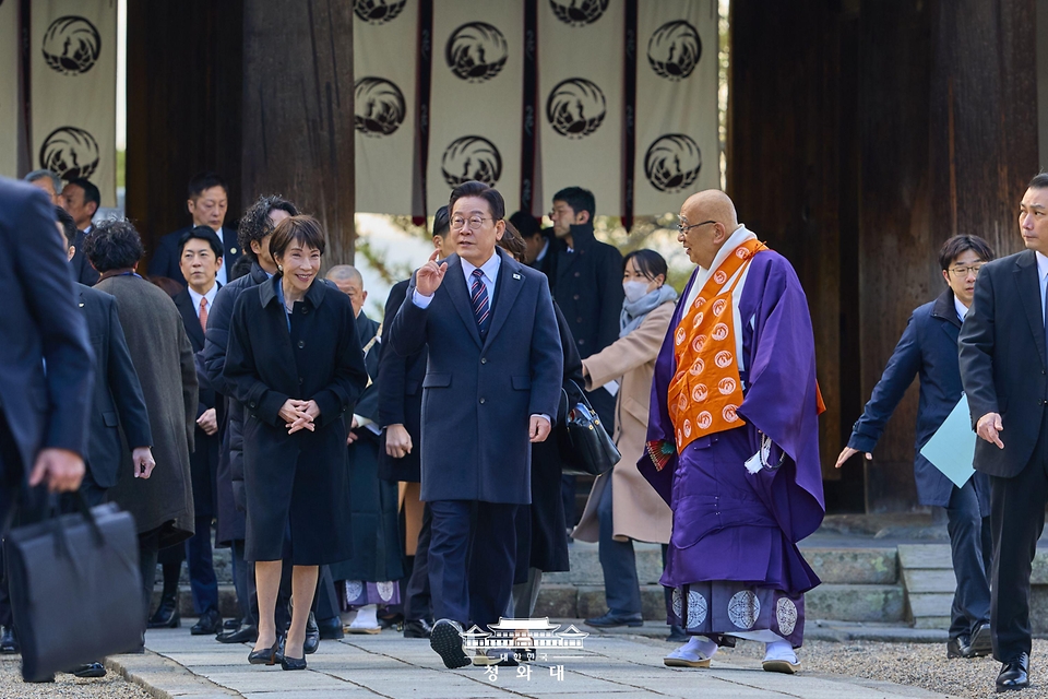 이재명 대통령이 1월 14일 다카이치 사나에 일본 총리과 함께 일본 나라현의 대표 문화유적지인 호류지(법륭사)를 둘러보고 있다. 