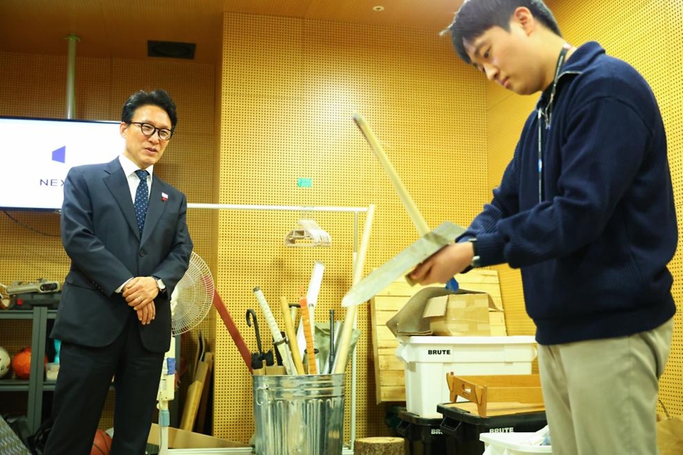 김민석 국무총리가 1월 15일 경기도 성남시 분당구 넥슨을 방문, 경영진과의 간담회 및 게임 효과음 제작 과정에 관해 설명을 듣고 있다.