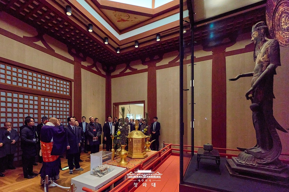 이재명 대통령이 1월 14일 일본 나라현 호류지(법륭사)에서 다카이치 사나에 일본 총리와 친교행사 중 백제관음상을 관람하고 있다.