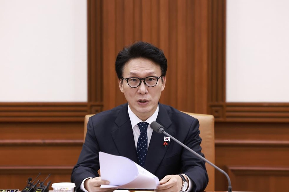 김민석 국무총리가 15일 세종대로 정부서울청사에서 열린 국가정책조정회의를 주재, 모두발언을 하고 있다.