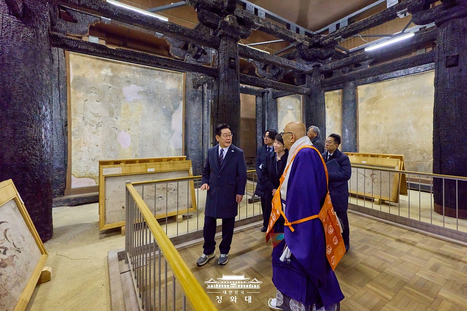 이재명 대통령이 1월 14일 일본 나라현 호류지(법륭사)에서 다카이치 사나에 일본 총리와 친교행사 중 백제관음상을 관람하며 대화를 나누고 있다.