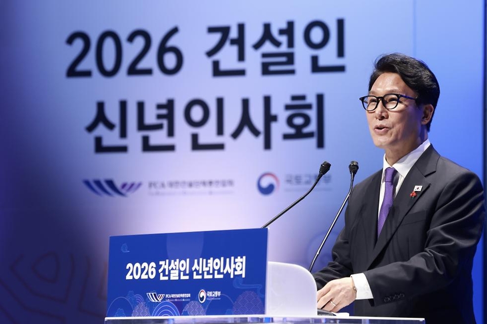 김민석 국무총리가 1월 14일 강남구 건설회관에서 열린 2026 건설인 신년인사회에 참석, 인사말을 하고 있다.