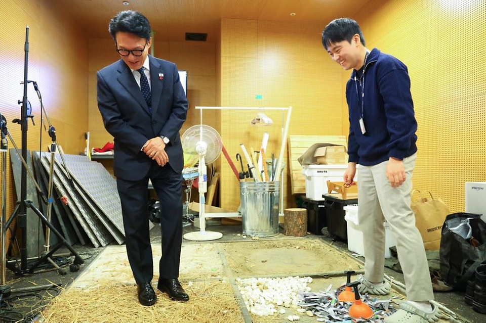 김민석 국무총리가 1월 15일 경기도 성남시 분당구 넥슨을 방문, 경영진과의 간담회 및 게임 효과음 제작 과정에 관해 설명을 듣고 있다.