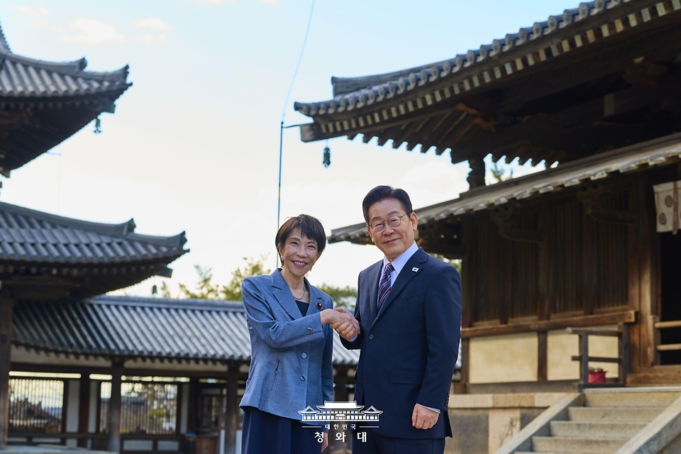 이재명 대통령과 다카이치 사나에 일본 총리가 1월 14일 일본 나라현의 대표 문화유적지인 호류지(법륭사)에서 열린 친교 행사에서 기념촬영을 하고 있다.