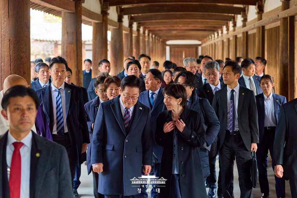 이재명 대통령이 1월 14일 다카이치 사나에 일본 총리과 함께 일본 나라현의 대표 문화유적지인 호류지(법륭사)를 둘러보고 있다.