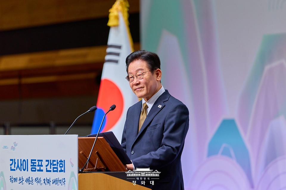 이재명 대통령이 1월 14일 일본 나라현의 한 호텔에서 열린 간사이 동포 간담회에서 인사말을 하고 있다.