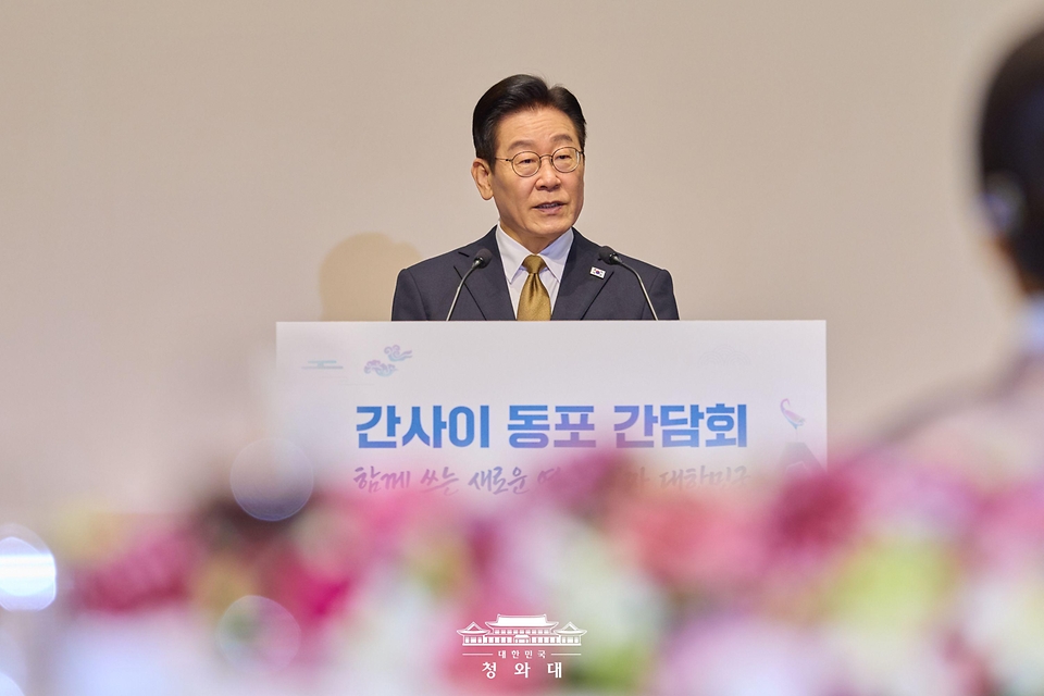 이재명 대통령이 1월 14일 일본 나라현의 한 호텔에서 열린 간사이 동포 간담회에서 인사말을 하고 있다.