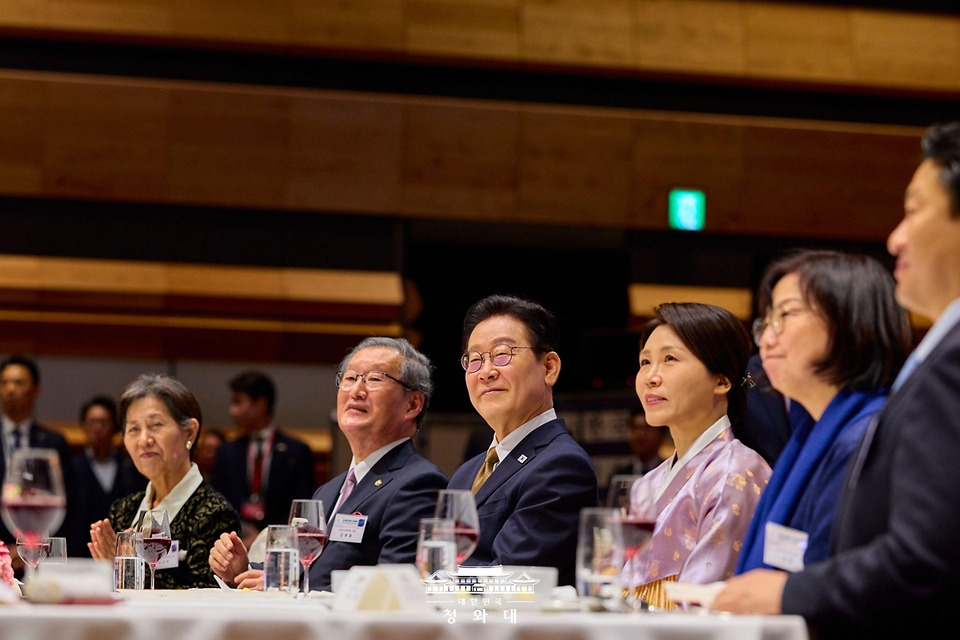 이재명 대통령이 1월 14일 일본 나라현의 한 호텔에서 열린 간사이 동포 간담회에서 참석자의 발언을 듣고 있다.