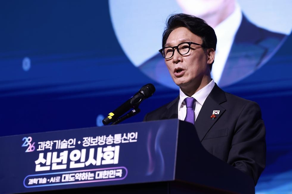 김민석 국무총리가 1월 14일 강남구 한국과학기술회관에서 열린 과학기술·정보방송통신인 신년인사회에 참석, 격려사를 하고 있다.