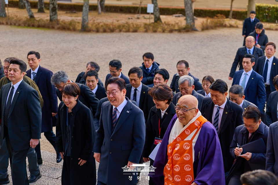 이재명 대통령이 1월 14일 일본 나라현 호류지(법륭사)에 도착해 친교행사를 위해 다카이치 사나에 일본 총리와 이동하고 있다.