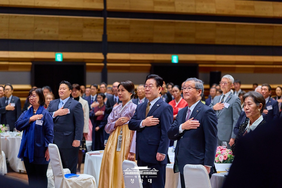 이재명 대통령이 1월 14일 일본 나라현의 한 호텔에서 열린 간사이 동포 간담회에서 국민의례를 하고 있다.