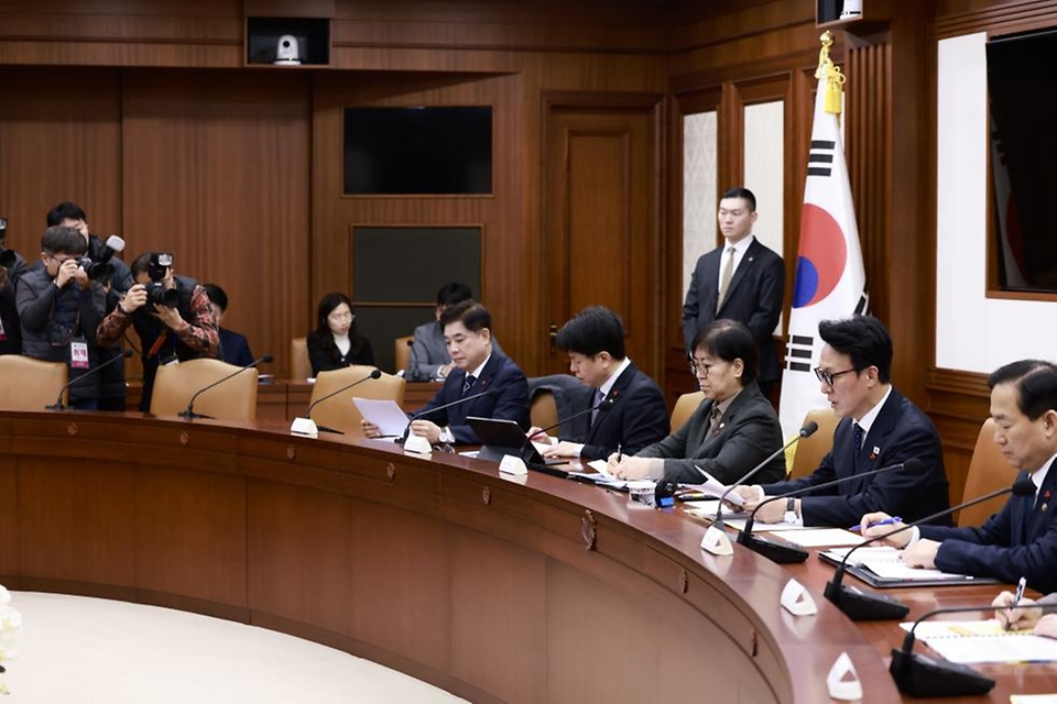 김민석 국무총리가 15일 세종대로 정부서울청사에서 열린 국가정책조정회의를 주재, 모두발언을 하고 있다.