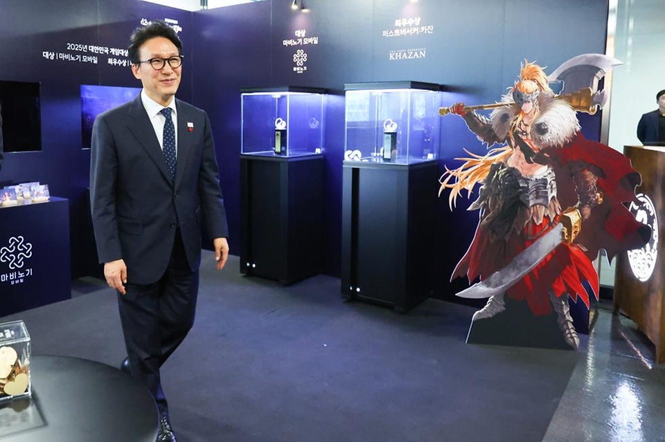 김민석 국무총리가 1월 15일 경기도 성남시 분당구 넥슨을 방문, 경영진과의 간담회 및 게임 효과음 제작 과정에 관해 설명을 듣고 있다.