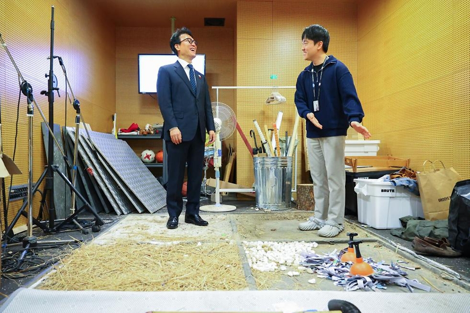 김민석 국무총리가 1월 15일 경기도 성남시 분당구 넥슨을 방문, 경영진과의 간담회 및 게임 효과음 제작 과정에 관해 설명을 듣고 있다.