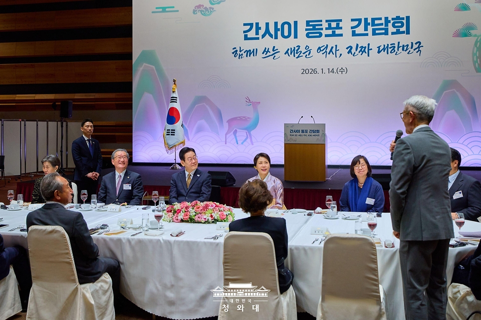 이재명 대통령이 1월 14일 일본 나라현의 한 호텔에서 열린 간사이 동포 간담회에서 참석자의 발언을 듣고 있다.