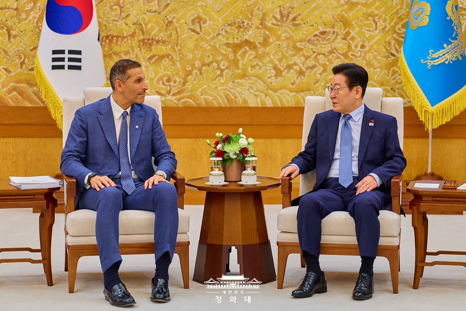 이재명 대통령이 1월 15일 청와대에서 아랍에미리트(UAE) 칼둔 칼리파 알 무바라크 아부다비 행정청장을 접견하고 있다.