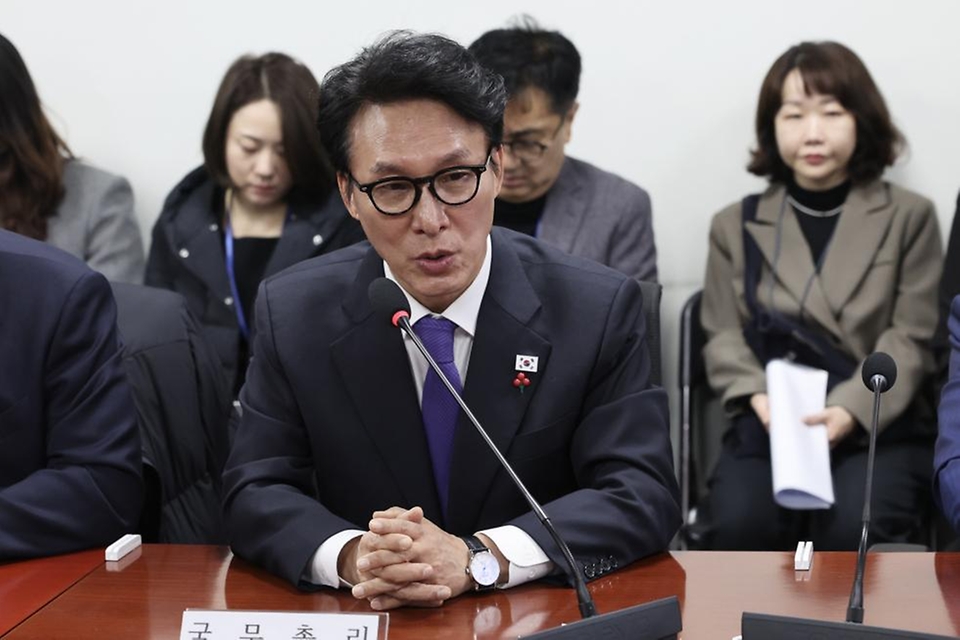 김민석 국무총리가 1월 14일 국회 의원회관에서 열린 광주·전남 통합추진 특위 간담회에서 해당 지역 의원들과 얘기를 나누고 있다.