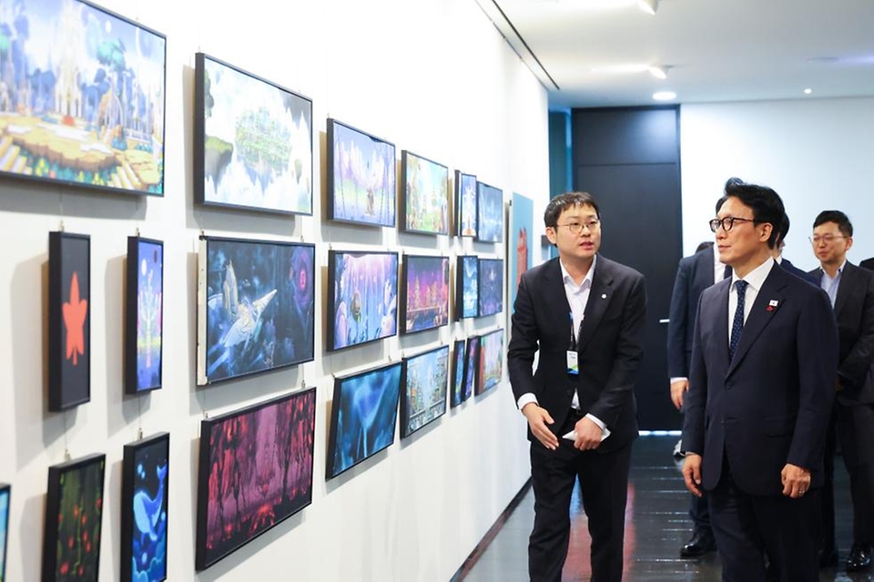 김민석 국무총리가 1월 15일 경기도 성남시 분당구 넥슨을 방문, 경영진과의 간담회 및 게임 효과음 제작 과정에 관해 설명을 듣고 있다.