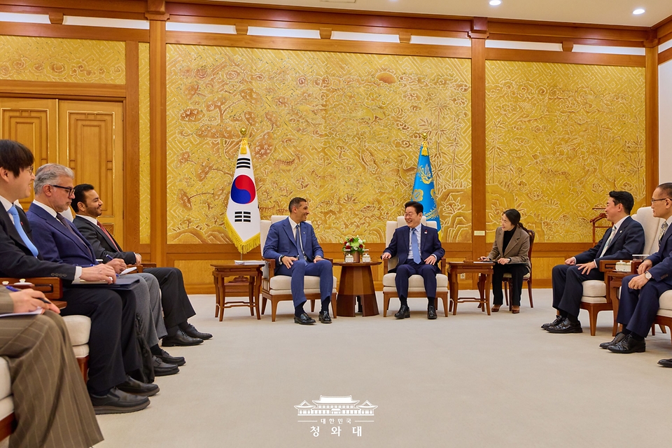 이재명 대통령이 1월 15일 청와대에서 아랍에미리트(UAE) 칼둔 칼리파 알 무바라크 아부다비 행정청장을 접견하고 있다.