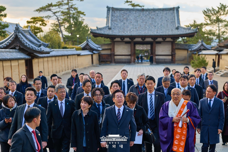 이재명 대통령이 1월 14일 다카이치 사나에 일본 총리과 함께 일본 나라현의 대표 문화유적지인 호류지(법륭사)를 둘러보고 있다.