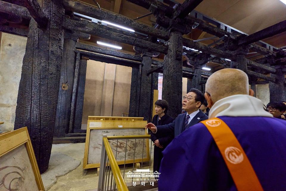 이재명 대통령이 1월 14일 일본 나라현 호류지(법륭사)에서 다카이치 사나에 일본 총리와 친교행사 중 백제관음상을 관람하고 있다.