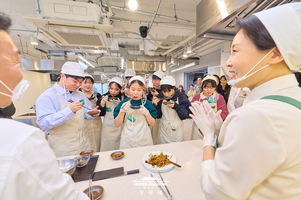 김혜경 여사가 1월 15일 서울 종로구 한식문화공간 이음에서 열린 자립준비청년들을 위한 생일상 차리기 행사에서 준비한 음식을 참석자들이 시식하고 있다.