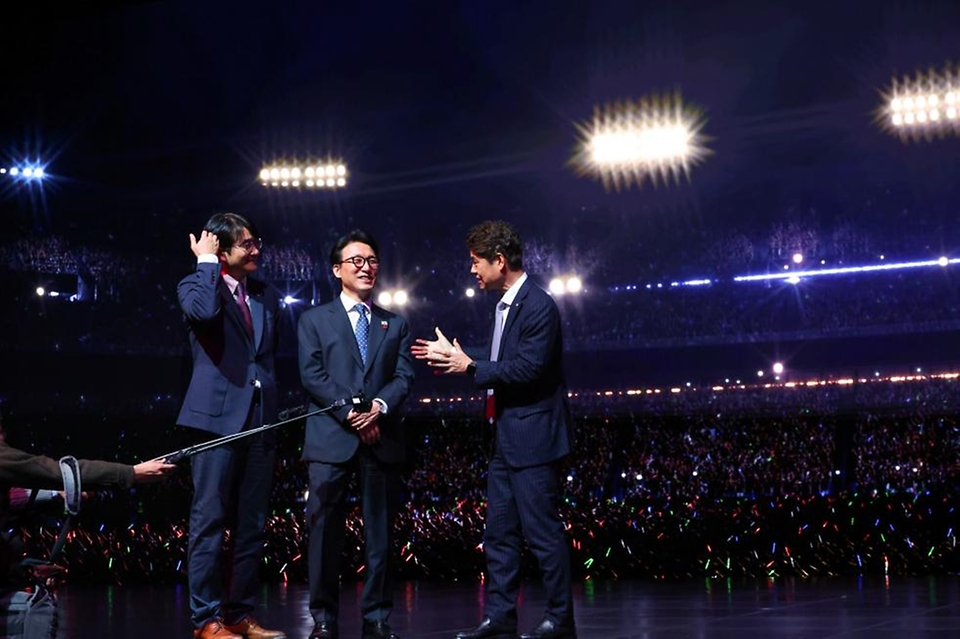 김민석 국무총리가 1월 16일 경기도 파주시 CJ ENM 스튜디오센터를 방문, 첨단 제작 기술을 체험하고 간담회를 주재하고 있다.