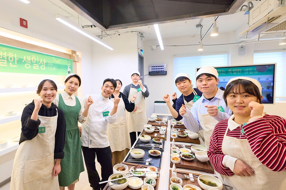 김혜경 여사가 1월 15일 서울 종로구 한식문화공간 이음에서 열린 자립준비청년들을 위한 생일상 차리기 행사 후 참석자들과 기념촬영을 하고 있다.