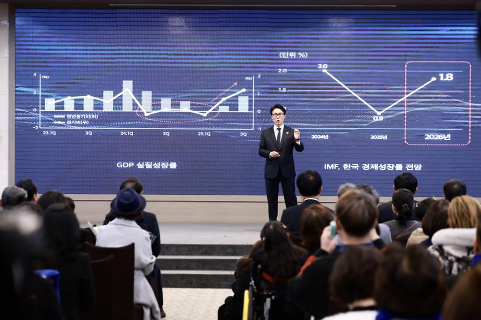 김민석 국무총리가 1월 15일 강원도 춘천시 스카이컨벤션웨딩에서 열린 더불어민주당 강원도당 초청 'K-국정설명회'에 참석, 특별강연을 하고 있다.