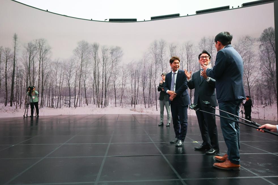 김민석 국무총리가 1월 16일 경기도 파주시 CJ ENM 스튜디오센터를 방문, 첨단 제작 기술을 체험하고 간담회를 주재하고 있다.