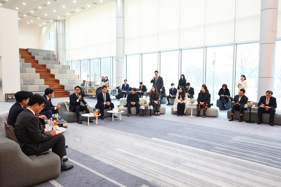 김민석 국무총리가 1월 16일 경기도 파주시 CJ ENM 스튜디오센터를 방문, 첨단 제작 기술을 체험하고 간담회를 주재하고 있다.