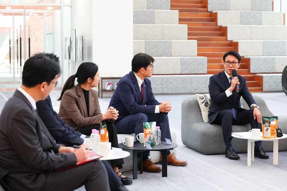 김민석 국무총리가 1월 16일 경기도 파주시 CJ ENM 스튜디오센터를 방문, 첨단 제작 기술을 체험하고 간담회를 주재하고 있다.