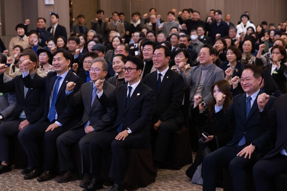 김민석 국무총리가 1월 15일 강원도 춘천시 스카이컨벤션웨딩에서 열린 더불어민주당 강원도당 초청 'K-국정설명회'에 참석, 특별강연을 하고 있다.