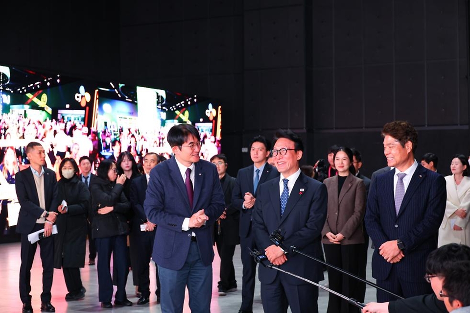 김민석 국무총리가 1월 16일 경기도 파주시 CJ ENM 스튜디오센터를 방문, 첨단 제작 기술을 체험하고 간담회를 주재하고 있다.