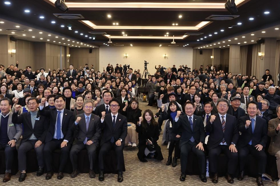 김민석 국무총리가 1월 15일 강원도 춘천시 스카이컨벤션웨딩에서 열린 더불어민주당 강원도당 초청 'K-국정설명회'에 참석, 특별강연을 하고 있다.