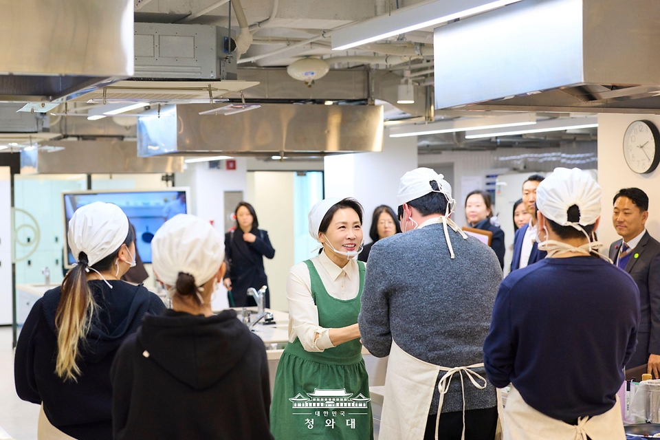 김혜경 여사가 1월 15일 서울 종로구 한식문화공간 이음에서 열린 자립준비청년들을 위한 생일상 차리기 행사에서 참석자들과 인사하고 있다.