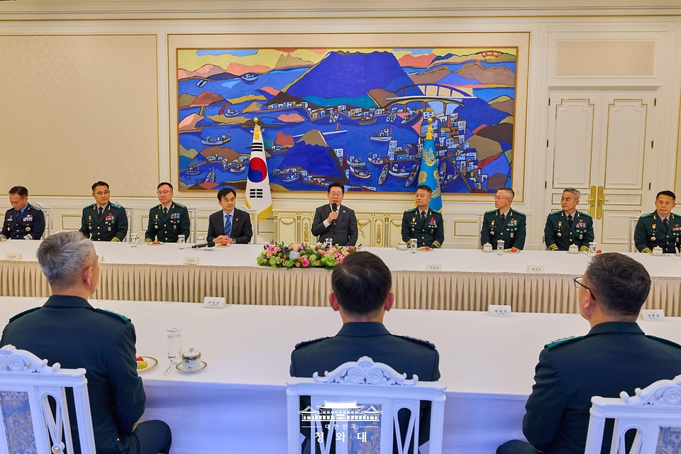 이재명 대통령이 1월 16일 청와대 본관에서 열린 3성 장군 진급·보직 신고 및 수치 수여식에서 발언을 하고 있다.