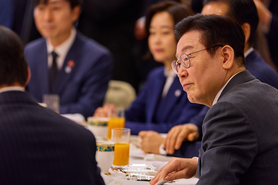 이재명 대통령이 1월 16일 청와대 상춘재에서 열린 정당 지도부 초청 오찬에서 참석자의 발언을 듣고 있다.