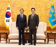 이재명 대통령이 1월 16일 청와대에서 아소 다로 전 일본 총리와 면담에 앞서 기념촬영을 하고 있다.