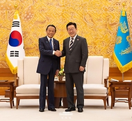 이재명 대통령이 1월 16일 청와대에서 아소 다로 전 일본 총리와 면담에 앞서 기념촬영을 하고 있다.