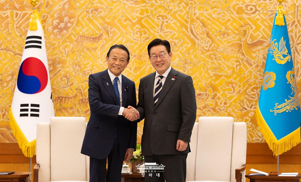 이재명 대통령이 1월 16일 청와대에서 아소 다로 전 일본 총리와 면담에 앞서 기념촬영을 하고 있다.