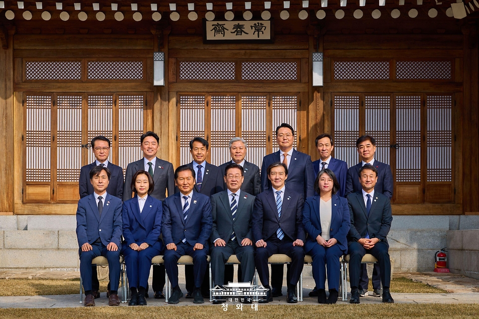 이재명 대통령이 1월 16일 청와대 상춘재에서 열린 정당 지도부 초청 오찬에서 정당 지도부들과 기념촬영을 하고 있다.