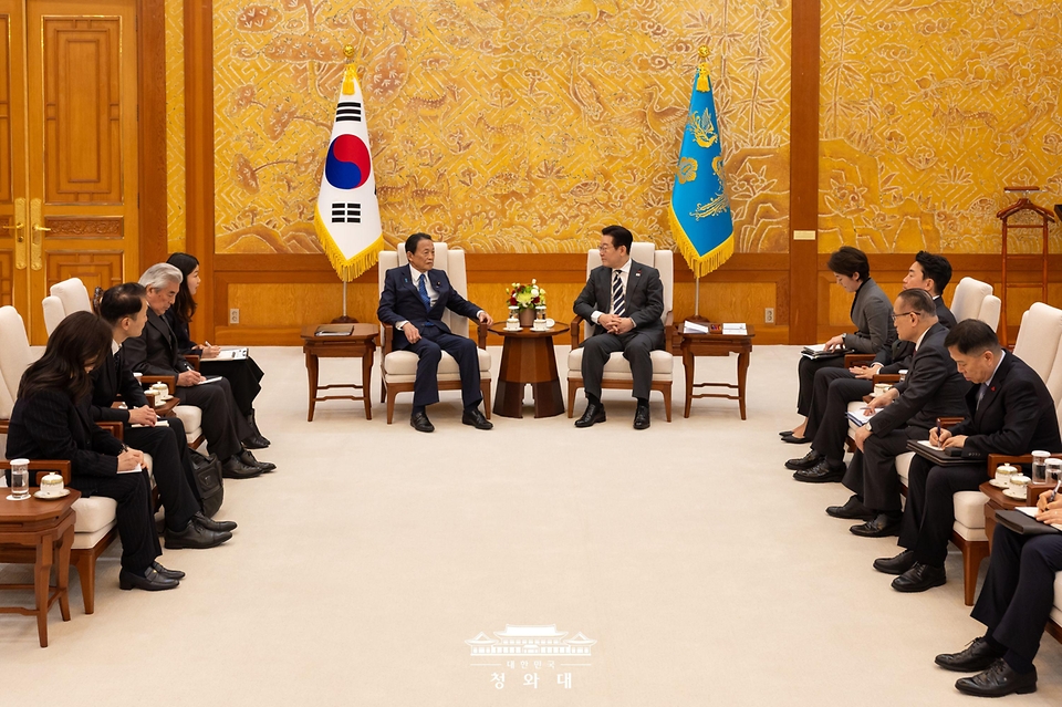 이재명 대통령이 1월 16일 청와대에서 아소 다로 전 일본 총리를 접견하고 있다.