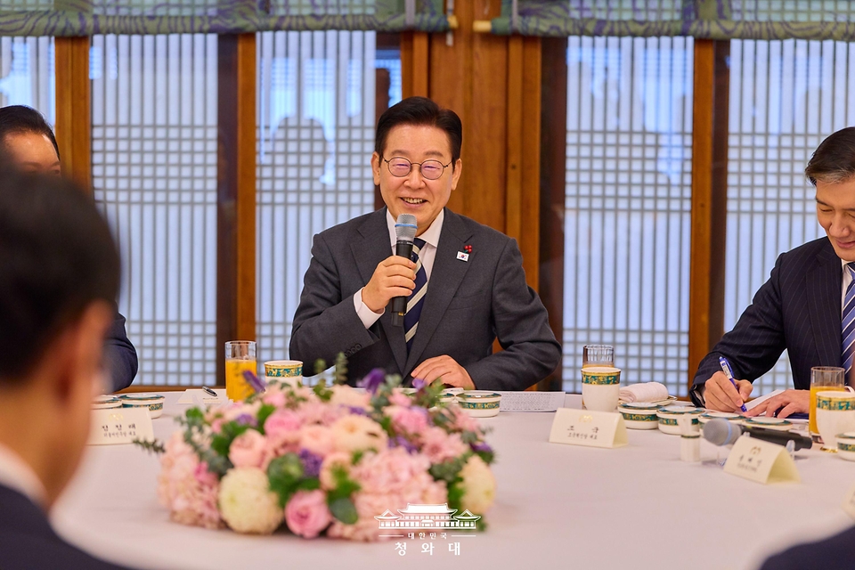 이재명 대통령이 1월 16일 청와대 상춘재에서 열린 정당 지도부 초청 오찬에서 발언하고 있다.