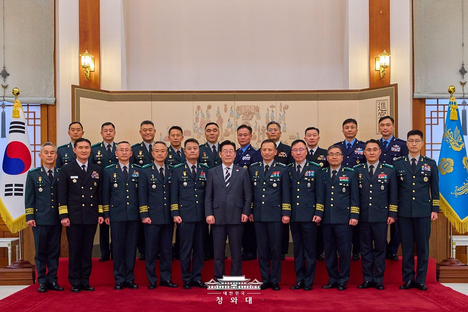 이재명 대통령이 1월 16일 청와대 본관에서 열린 3성 장군 진급·보직 신고 및 수치 수여식에서 중장 진급자들과 기념촬영 하고 있다.